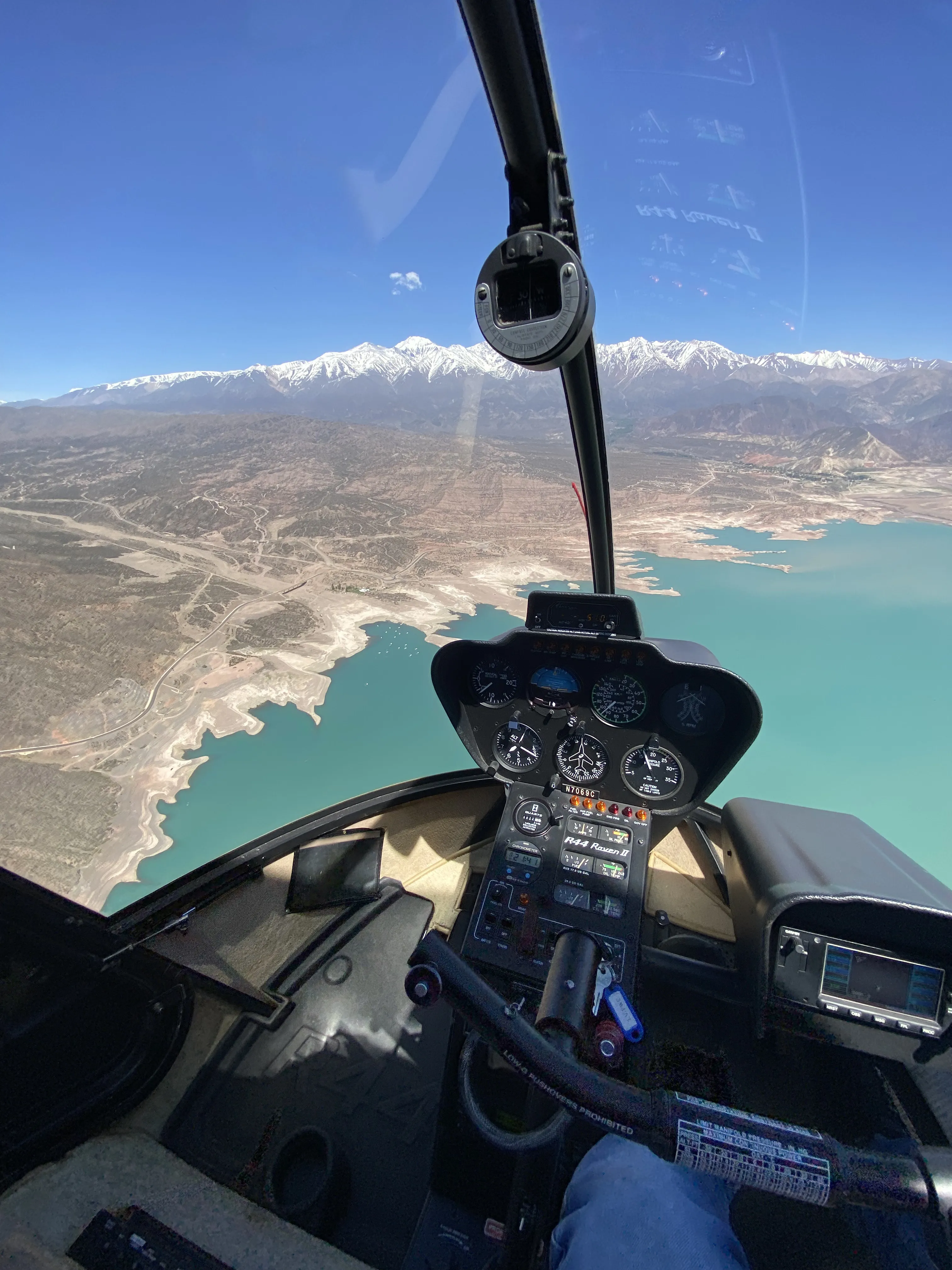 Montañas y lago Potrerillos